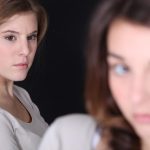 Cum să recunoști invidia în câteva secunde: semnalele pe care