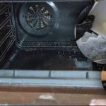 Curățați tăvile de copt pentru bani mărunți fără substanțe chimice: