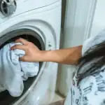Cum să uscați rapid hainele în mașina de spălat: metoda prosopului uscat cum-sa-uscati-rapid-hainele-in-masina-de-spalat-metoda.webp.webp