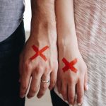 "Steaguri roșii" la începutul unei relații: ce semnale nu trebuie