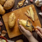 Un kilogram în 2 minute: cum să curățați cartofii cel