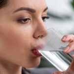 4 medici au fost întrebați dacă apa caldă te ajută să slăbești, toți au dat același răspuns 4 medici au fost întrebați dacă apa caldă te ajută