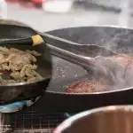 Carnea nu se mai lipește de tigaie: un truc culinar