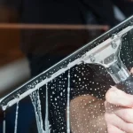 cum-sa-curatati-ferestrele-perfect-si-fara-efort-un-curatator.webp.webp