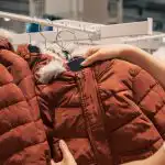 Cum să curățați gulerul și mânecile unsuroase ale unei jachete sau ale unei jachete fără să o spălați cum-sa-curatati-gulerul-si-manecile-unsuroase-ale-unei-jachete.jpg