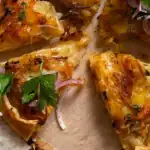 Cum să faci tartă de cartofi cu ceapă caramelizată și brânză - rețetă cum-sa-faci-tarta-de-cartofi-cu-ceapa-caramelizata-si.webp.webp