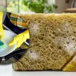 De ce gospodinele taie colțul unui burete de vase: doar câteva știu despre acest truc De ce gospodinele taie colțul unui burete de vase: doar