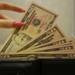 De ce să vorbim despre bani înainte ca aceștia să devină o problemă: dușuri reci pentru romantici de-ce-sa-vorbim-despre-bani-inainte-ca-acestia-sa.jpg