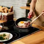 De ce se toarnă oțet pe o tigaie înainte de prăjire: un vechi truc culinar De ce se toarnă oțet pe o tigaie înainte de