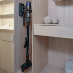 depozitarea-aspiratorului-fara-fir-5-idei-creative-pentru-apartamente-mici.webp.webp