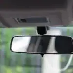 exista-un-buton-pe-oglinda-retrovizoare-a-masinii-dvs-despre.webp.webp