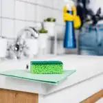 Gospodinele experimentate taie colțul unui burete de vase: cum ajută