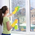 Ștergerea ferestrelor cu ziare este o relicvă a "sovka": Cum