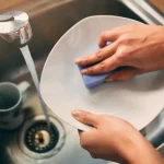 Ar trebui să ștergeți vasele după spălare: ce se întâmplă dacă le lăsați ude? ar-trebui-sa-stergeti-vasele-dupa-spalare-ce-se-intampla.webp.webp