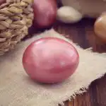 Cum să faci ouă roz pentru Paște: un efect perlat